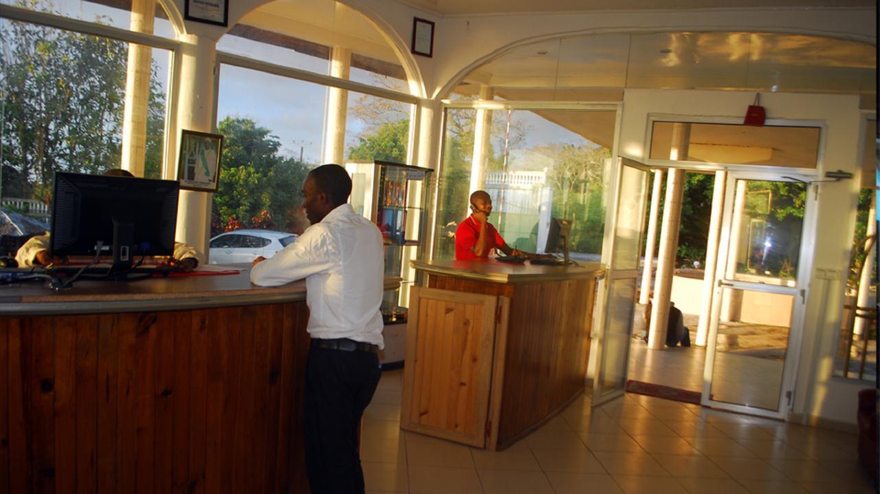 Karthala International Hotel Chindini Exteriör bild