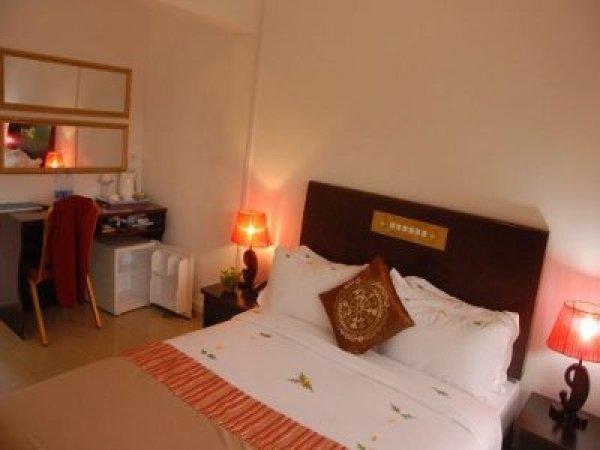 Karthala International Hotel Chindini Exteriör bild