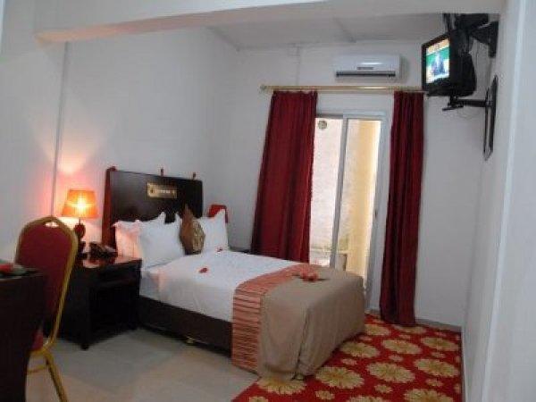 Karthala International Hotel Chindini Exteriör bild